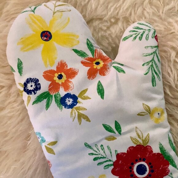 Fiesta® Oven Mitt - Embroidered Enchantment - Picture 5 of 9